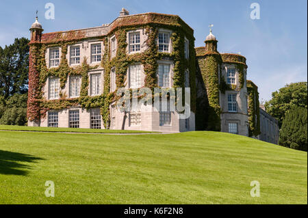 Plas Newydd, Anglesey, Pays de Galles, Royaume-Uni. Cette demeure seigneuriale se dresse sur le bord de la Détroit de Menai, et fut reconstruite vers 1800 pour le marquis d'Anglesey Banque D'Images