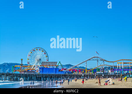 Santa Monica, CA, USA - 02 novembre 2016 : les gens par l'embarcadère de Santa Monica beach Banque D'Images