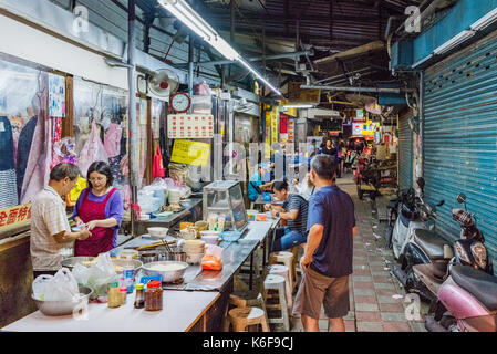 Taipei, Taiwan - 02 juillet : c'est une rue latérale avec les vendeurs d'aliments locaux dans le marché de nuit de jingmei est un lieu où de nombreuses personnes viennent manger à nuit Banque D'Images