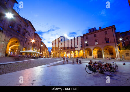 Coucher du soleil vue sur la piazza Santo Stefano à la soirée, Bologne, Italie Banque D'Images