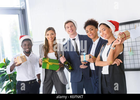 Les gens d'affaires avec des cadeaux in office Banque D'Images