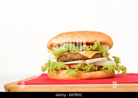 Hamburger fait maison avec l'oignon, tomate, laitue, fromage . close-up Banque D'Images