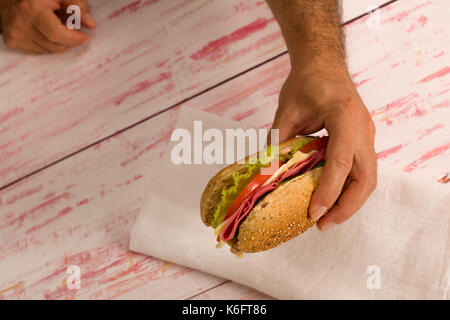 Close-up man holding un sandwich Banque D'Images