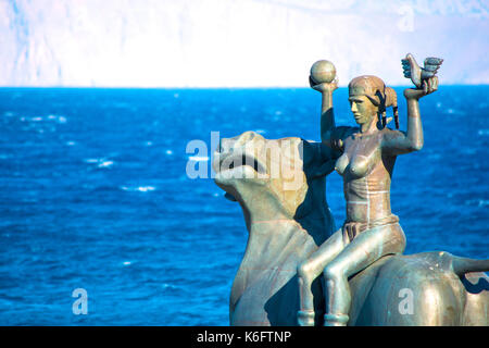 Europa - statue sur le quai en face du port de la ville côtière d'Agios Nikolaos, Crète, Grèce Banque D'Images