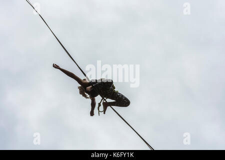 Vue de dessous de femme slackline, Dibs Quarry, Maripora, Etat de Sao Paulo, Brésil Banque D'Images
