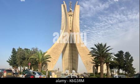 Le maqam echahid monument. Ouvert en 1982 pour le 20e anniversaire de l'indépendance de l'Algérie construit en forme de trois feuilles de palmier. Banque D'Images