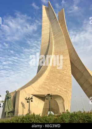 Le maqam echahid monument. Ouvert en 1982 pour le 20e anniversaire de l'indépendance de l'Algérie construit en forme de trois feuilles de palmier. Banque D'Images