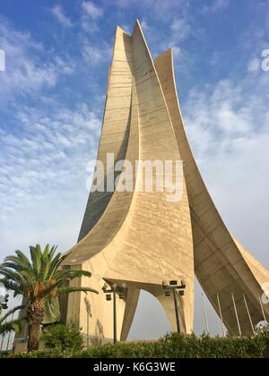 Le maqam echahid monument. Ouvert en 1982 pour le 20e anniversaire de l'indépendance de l'Algérie construit en forme de trois feuilles de palmier. Banque D'Images