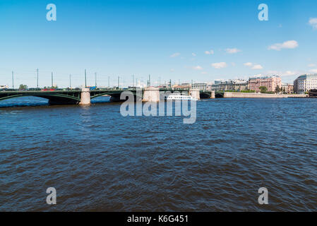 St. Petersburg, Russie - 03 juin. 2017. Vue sur le pont du palais de la rivière Neva Banque D'Images