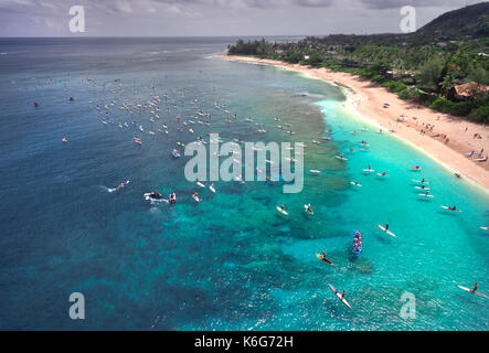 La queue pour paddleboarders paddle board race de sunset beach à Waimea Bay, Oahu, Hawaii, USA Banque D'Images