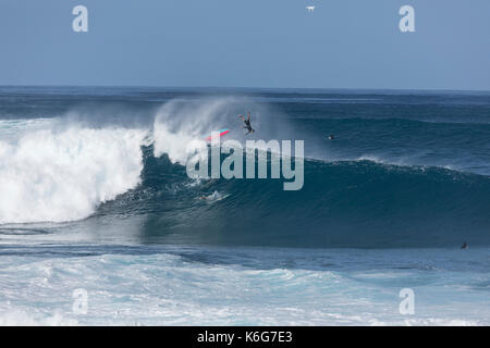 Surfer riding grosse vague de Banzai Pipeline, à Oahu, Hawaii, USA Banque D'Images