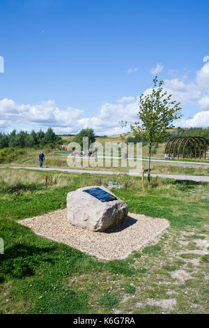 Plaque commémorative pour l'ouverture de Gedling Country Park, un ancien site de mine de charbon, Nottinghamshire, Angleterre, Royaume-Uni. Banque D'Images