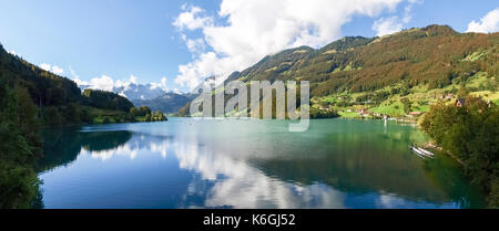 Thunersee, suisse : panorama du lac calme au cours d'une journée ensoleillée Banque D'Images