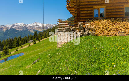 Maison en bois en milieu rural en montagne. Vallée Ridanna, Tyrol du Sud, Trentin-Haut-Adige, Italie du nord Banque D'Images