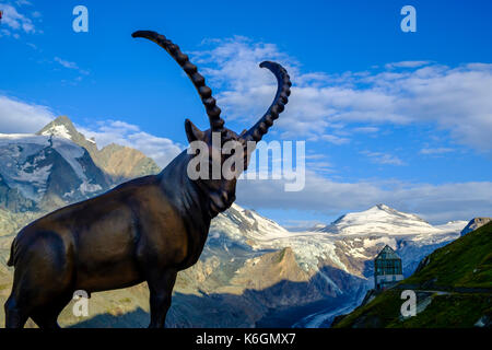 Une statue d'un Ibex, le glacier de Pasterze avec les montagnes Grossglockner et Johannisberg au loin, vu de Kaiser-Franz-Josefs-Höhe Banque D'Images