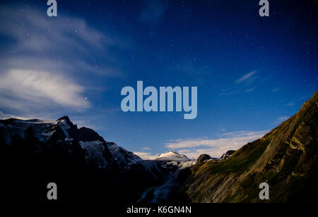 Le glacier Pasterze avec les montagnes Grossglockner et Johannisberg au-dessus de nuit avec des étoiles, vu de Kaiser-Franz-Josefs-Höhe Banque D'Images