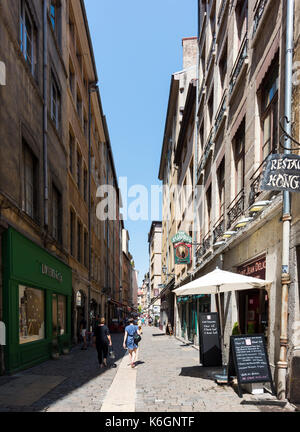 Lyon, France, 31 juillet 2017. Vue verticale estivale de la rue Saint-Jean menant à une destination de voyage et d'attraction, vie de rue en été Banque D'Images