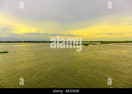 Beau ciel brille au-dessus d'un lac dans une soirée tranquille. Banque D'Images