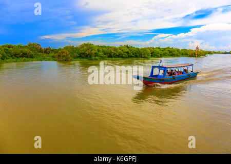 Siem Reap, Cambodge - septembre 2, 2017 : plusieurs personnes faites une excursion en bateau sur un fleuve dans jolie ciel bleu sur le lac Tonle Sap, Siem Reap, Cambodge. Banque D'Images