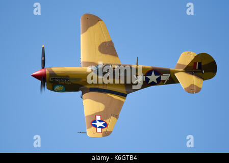 Avion de chasse Curtiss P-40F Warhawk de la Seconde Guerre mondiale volant au Goodwood Revival 2017 Banque D'Images