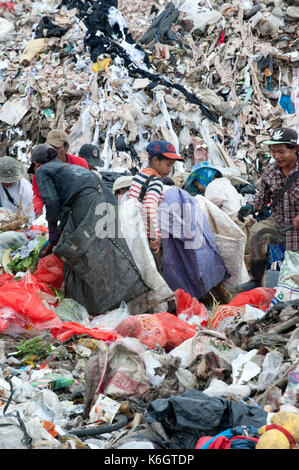 Réfugiés et migrants birmans travaillent dans dépotoir site dans la périphérie de la ville frontalière de Mae Sot, en Thaïlande le 16 août 2017. Banque D'Images