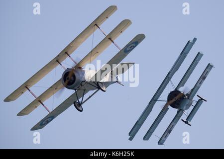 La Grande Guerre de l'équipe de reconstitution d'une guerre mondiale 1 antenne combat de chiens à Bournemouth Air Festival Banque D'Images