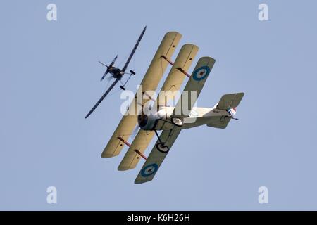 La Grande Guerre de l'équipe de reconstitution d'une guerre mondiale 1 antenne combat de chiens à Bournemouth Air Festival Banque D'Images