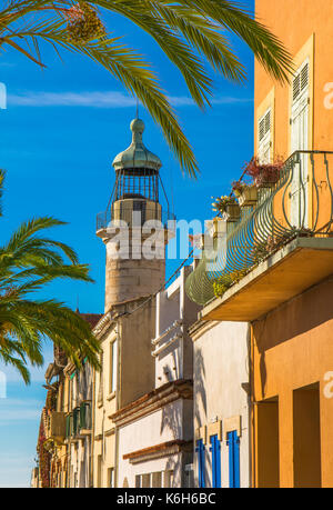 Phare de Le Grau du Roi ville pendant un jour synny en France Banque D'Images