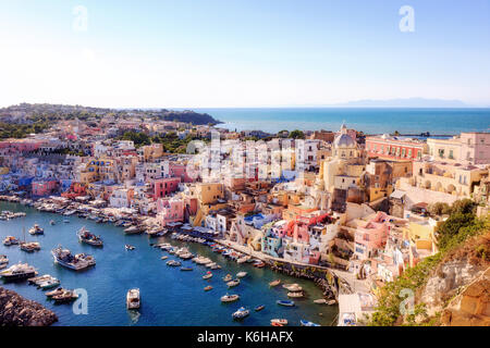 Vue panoramique sur le vieux village de maisons de pêcheurs et de la marina corricella, un classique de la vue panoramique sur l'île de Procida, Italie. Banque D'Images