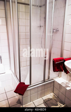 TRIER, ALLEMAGNE - 3e août 2017 : une douche à l'intérieur de l'une des 33 chambres de l'hôtel Constantin est un chambre double moderne qui a été rénové. Banque D'Images