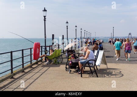 Les gens apprécient journée ensoleillée sur la jetée de Southend, Southend-on-Sea, Essex, Angleterre, Royaume-Uni, UK Banque D'Images