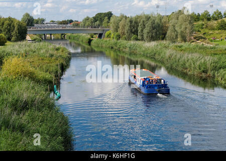 Excursion en bateau sur la rivière Lea près de Stratford, Londres Angleterre Royaume-Uni Banque D'Images