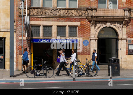 Whitechapel Gallery et entrée de la station de métro Aldgate East, London England Royaume-Uni UK Banque D'Images