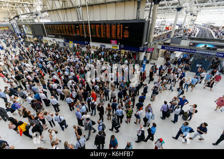 Les passagers du hall de la gare de Waterloo attendent des trains retardés, Londres, Angleterre, Royaume-Uni, Royaume-Uni Banque D'Images