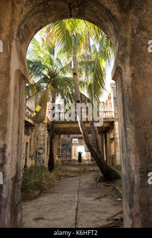 Ruines d'un bâtiment colonial français, Antsiranana, Diego Suarez, Madagascar Banque D'Images