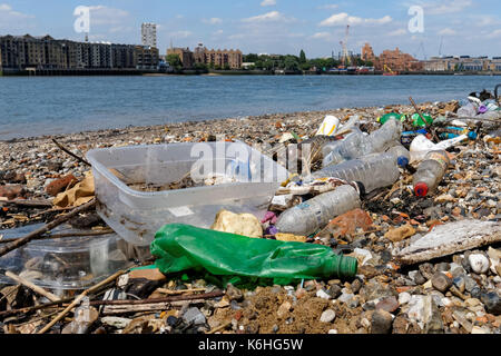 Débris de plastique sur la rive de la Tamise, Londres Angleterre Royaume-Uni Banque D'Images