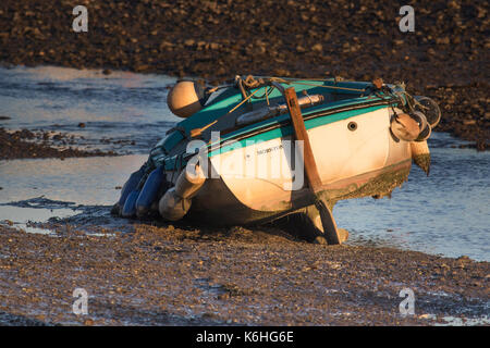 Bateaux carénées sortis de l'eau dans le ruisseau Morston / channel, Norfolk Banque D'Images