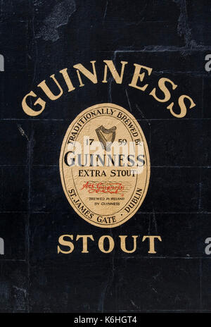 Le logo guinness peint sur un mur à Drogheda, dans le comté de Louth, en Irlande. Banque D'Images