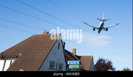 Un jet à basse altitude au-dessus de l'approche de l'immobilier résidentiel l'aéroport de Heathrow Banque D'Images