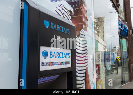 La banque Barclays outlet sur King Street, Hammersmith, London, W6, au Royaume-Uni. Banque D'Images