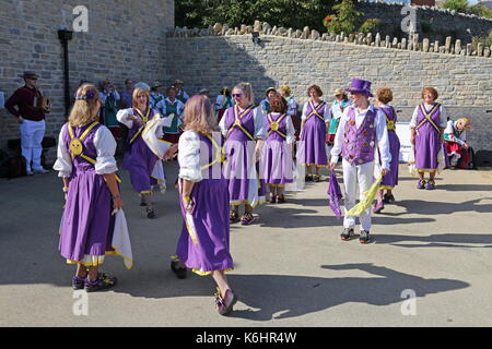 Fleur de Lys, danseurs, Swanage Swanage Rowing Club Folk Festival 2017, à l'île de Purbeck, Dorset, Angleterre, Grande-Bretagne, Royaume-Uni, UK, Europe Banque D'Images