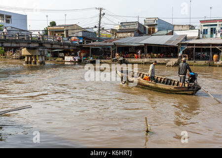 Nga bay, Vietnam - 3/26/2016 : deux hommes bateau sur le Mékong Nga bay, Vietnam Banque D'Images