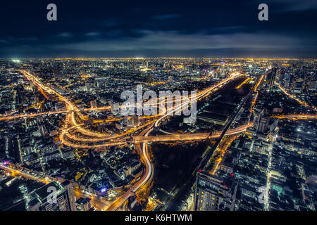 Le centre-ville de Bangkok Cityscape at night, à partir du haut de Baiyoke Sky, Thaïlande. et la technique HDR long exprosure et filtre. Banque D'Images