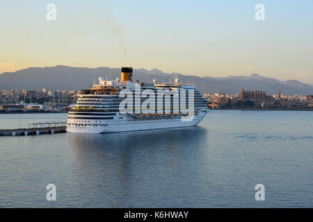 Bateau de croisière Costa Diadema au port à Palma, Majorque, Espagne Banque D'Images