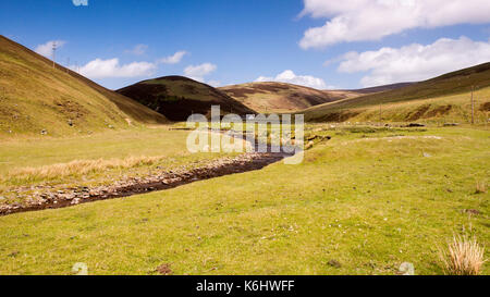 Le leithin l'eau serpente à travers le paysage vallonné des collines près de inverleithin moorfoot en Ecosse de hautes terres du sud. Banque D'Images