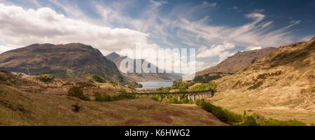 Le viaduc de Glenfinnan porte la ligne de chemin de fer west highland haut au-dessus de la vallée à côté de l'églefin glen lochs et montagnes de l'Écosse. Banque D'Images