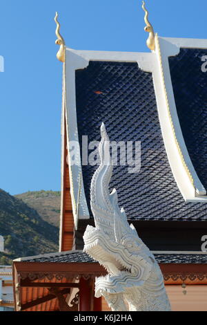 Sculpture de dragon en face du bâtiment de style asiatique Banque D'Images