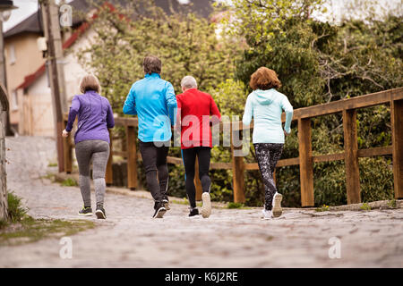 Groupe d'Aînés en marche en plein air dans la vieille ville. Banque D'Images