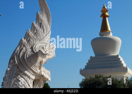 Sculpture de dragon en face de temple bouddhiste dome Banque D'Images