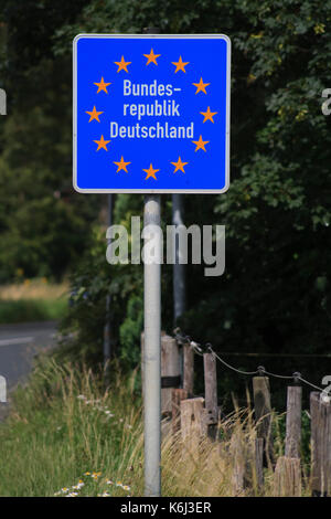 Une frontière signe de route sur la frontière allemande. Son bleu et marqué avec l'étoile représentant l'Union européenne Banque D'Images